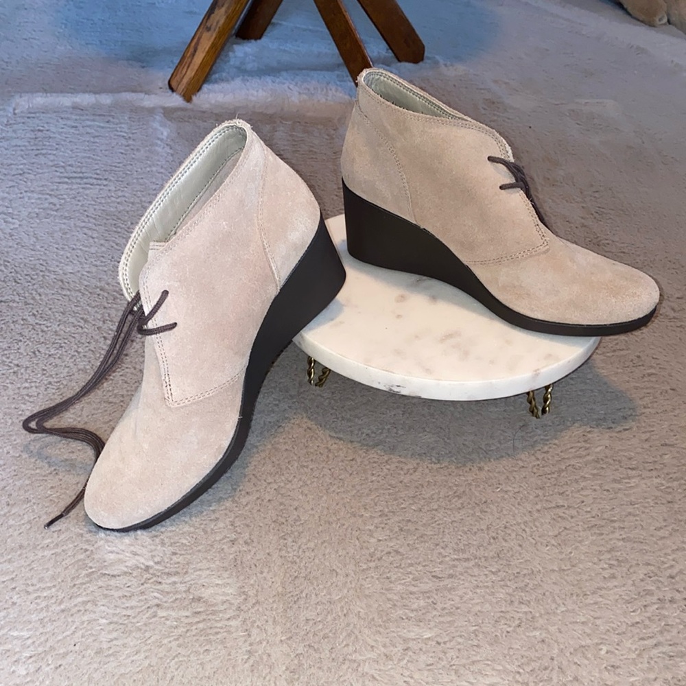 Crocs Boots Womens Leigh Wedge Heel Ankle Booties Tan/Brown Suede Size 7.5 NWOT
